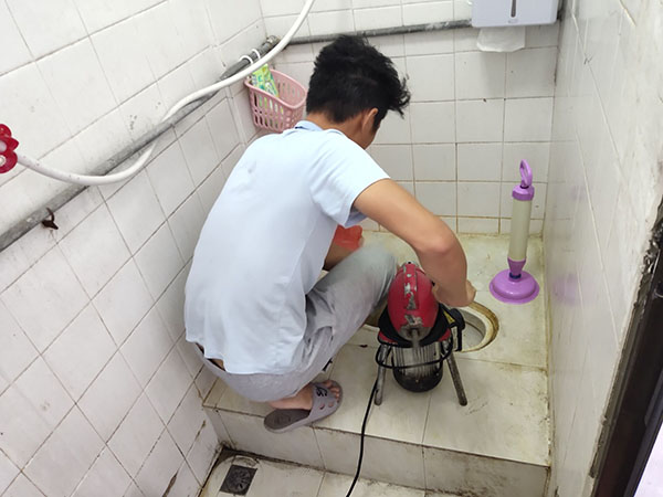 南华管道堵塞冒臭气 专业师傅现场解决问题