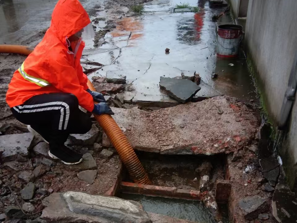 南华专业清理污水池 炜誉市政以规范流程守护城市 “肠道”