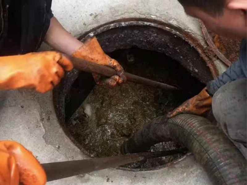 南华清理化粪池时如何避免沼气的危害?